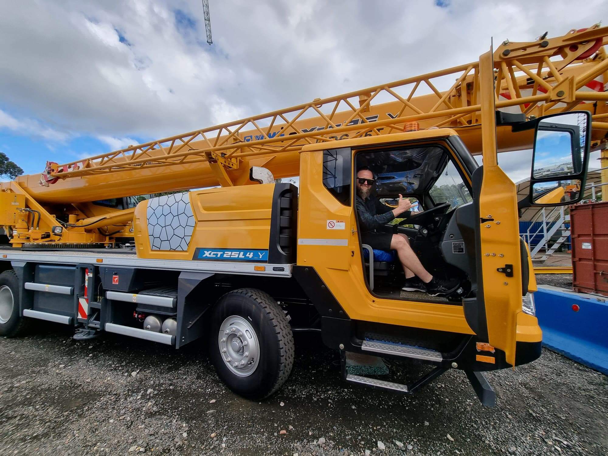 Crane Hire Cairns 25T Crane Truck